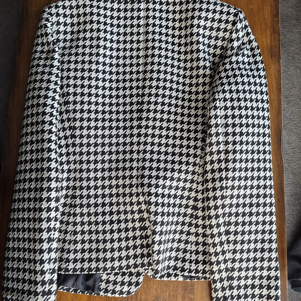 Tahari Houndstooth Blazer in Black and White - Picture 9 of 10
